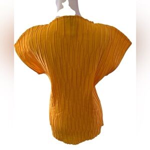 Womens Orare vintage gold pleated top with cap sleeves. EUC Size Medium